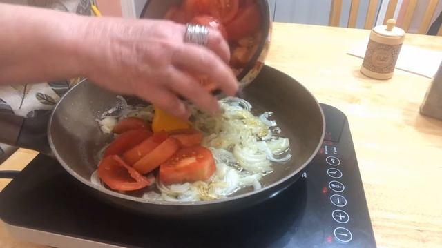 Вкусняшка на завтрак. Яичница с помидорами смотреть онлайн