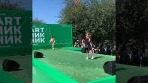 Как ходить по подиуму. Маленькая Полина вам покажет.