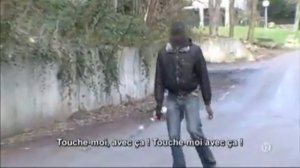 Scène de la vie quotidienne en France. Racailles contre police.