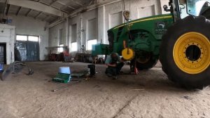 Меняю сальник на передней бортовой в одиночку на тракторе JohnDeere8430! Самый неприхотливый тракто