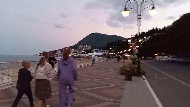 Алушта , по набережной Профессорского уголка. смотреть онлайн