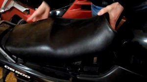 Как снять сидение Honda CB 500