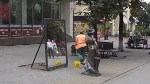 Челябинск, улица Кирова, зеркало, скульптура дама с зонтиком