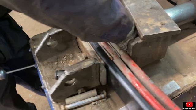 Заехал в сервис по ремонту подвески. Заснял на видео процесс работы по замены одного листа рессоры. смотреть онлайн