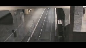 На это было жутко смотреть как прозрачный поезд призрак прибывает на станцию метро