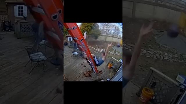 НАВЕРНУЛСЯ С ЛЕСТНИЦЫ....fell from the ladder