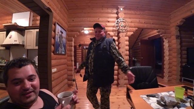 КРУТАЯ РЫБАЛКА НА КАТЕРЕ НА РЫБИНСКОМ ВОДОХРАНИЛИЩЕ / КОРМИМ С РУК В ЛЕСУ ДИКИХ ЖИВОТНЫХ смотреть онлайн