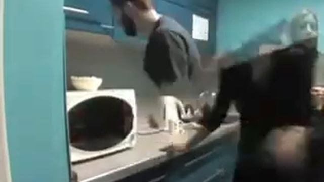 Смотреть Говорящая микроволновка онлайн смотреть онлайн