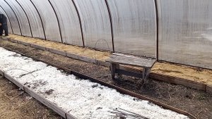 ТЕПЛИЦА ,гнем дуги для парника в теплице, капаю грядки