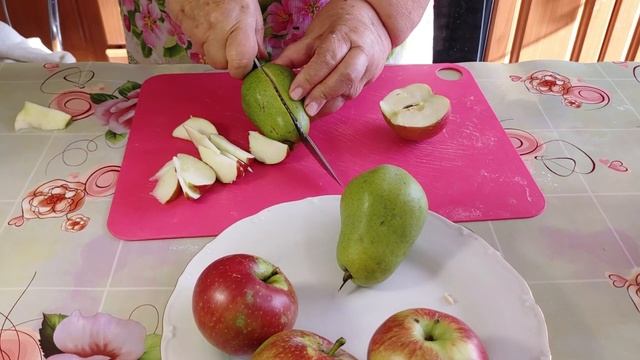 Идеальная Шарлотка с яблоками и грушами тает во рту. Очень простой и вкусный рецепт.