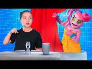 СЕМЬЯ КСЮШИ СТАЛИ ИГРОВЫМИ ЗЛОДЕЯМИ! Превратилась Старшая сестра в ПИГГИ РОБЛОКС а пес ХАГГИ ВАГГИ!