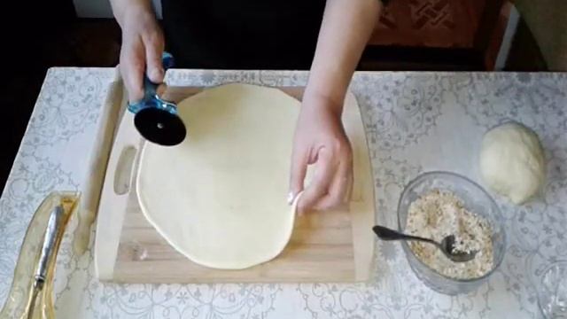 Простые рогалики с ореховой начинкой