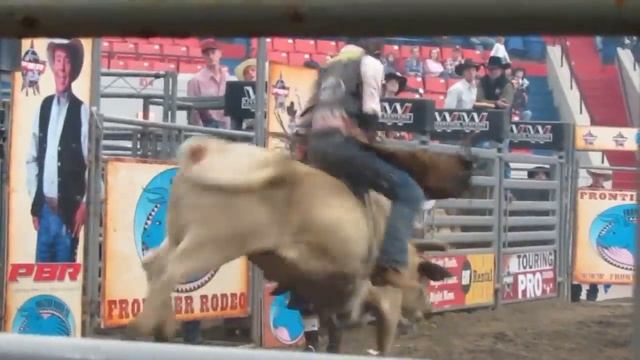 Professional Bull Riders Louisville Invitational 2-25-2012 смотреть онлайн