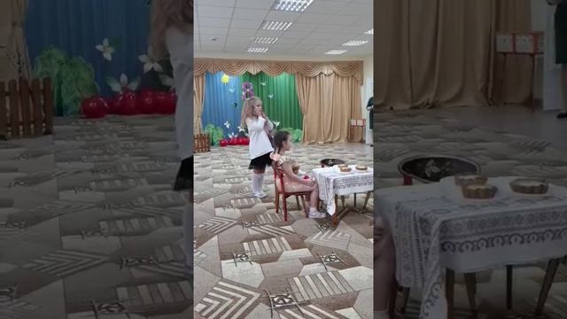 Постановка сценки "Три мамы", Исполняют: Симцова В., Крашенинникова С., Сафиуллина И., 6 лет