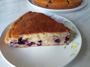 Пирог с ряженкой и чёрной смородиной