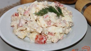 Салат из курицы, маринованных шампиньонов и крабовых палочек