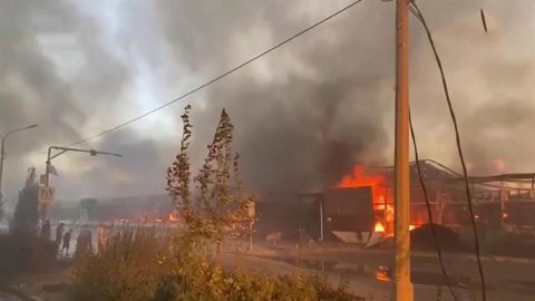 Крупный пожар почти полностью уничтожил рынок в городе Волжский