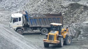 Опять «КИТАЕЦ» Самосвал Dongfeng DFH 3330 A80 на погрузке