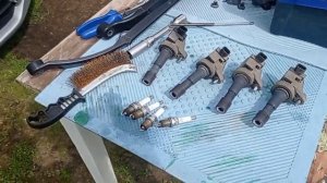 Снятие свечей зажигания с honda Jazz 2 (Fit 2). Установка проставок увеличения клиренса на перед.