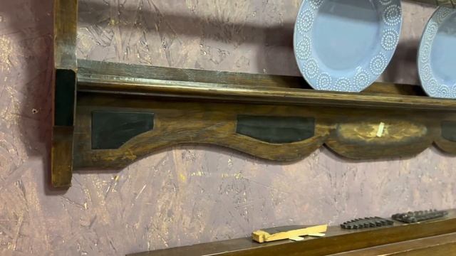 Антикварная полка для тарелок с фигурными стойками 1880-х гг. смотреть онлайн