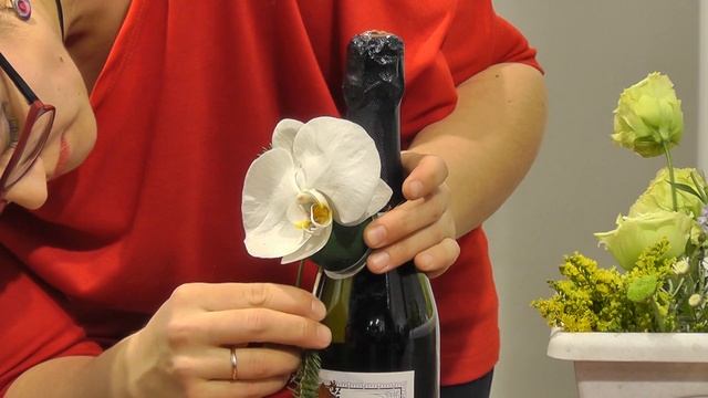Украшение бутылки шампанского живыми цветами