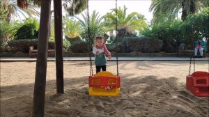 детская площадка в центре Алании. Дети в Турции. Развлечения для детей. Площадка в тени деревьев.