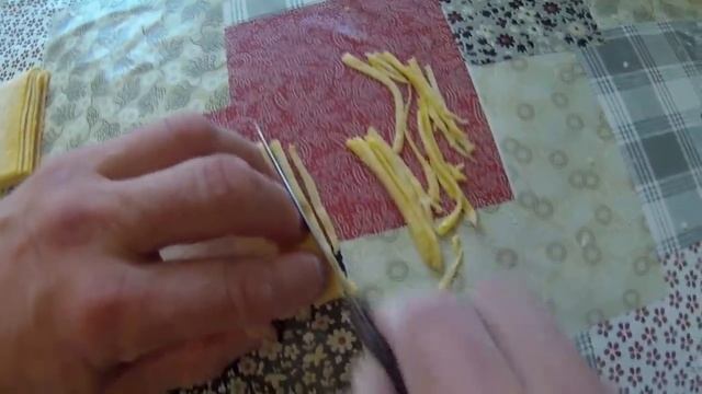 2. Раскатать тесто для домашней лапши
