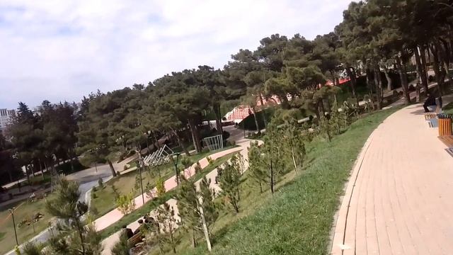 Прогулка по красивому парку города Баку. смотреть онлайн