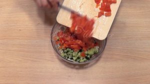Лёгкий салатик с кальмарами, овощами и сыром. Без майонеза.