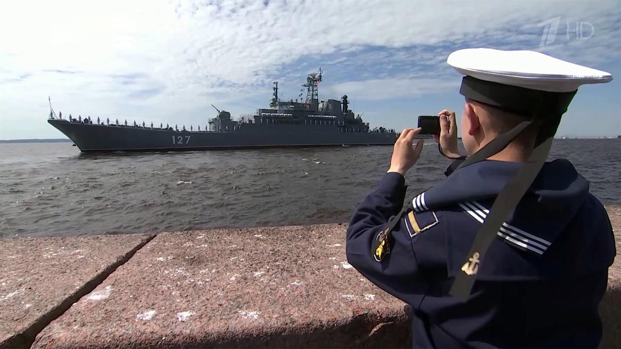 Joly sailor санкт петербург. Парад ВМФ В Санкт-Петербурге. Военно морской парад в Санкт Петербурге 2020. Военно-морской парад в Санкт-Петербурге 2021. Военно-морской парад 2023 в Санкт-Петербурге.