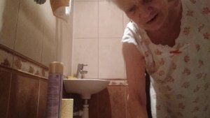 Унитаз весь в говне.Все льется наружу.Оператора залило говном