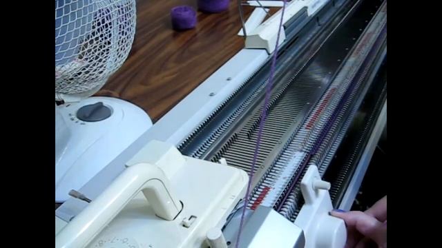 Вязание бейки круговым вязанием на двухфонтурной машинке. смотреть онлайн