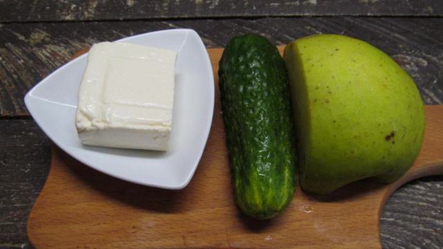 Салат из яблока огурца и сыра