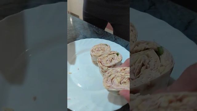 жаренный лаваш с начинкой. смотреть онлайн