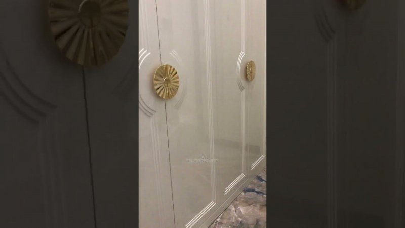 Белый глянцевый шкаф в прихожую