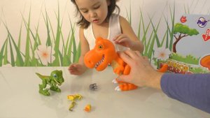 Динозавр Тирекс Ангела распаковывает новые игрушки