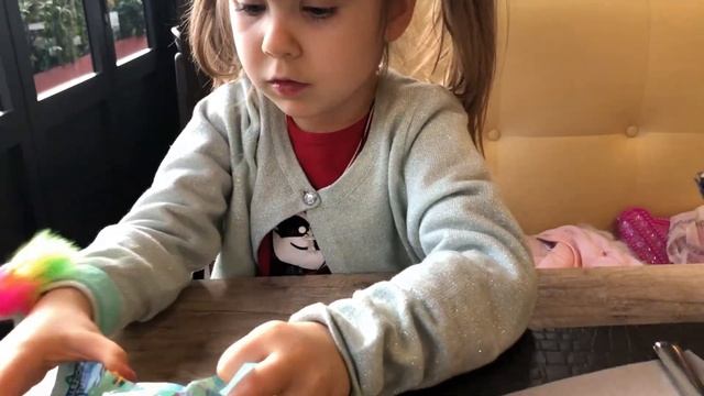 Лиза сделала браслет пони и вырастила динозавра