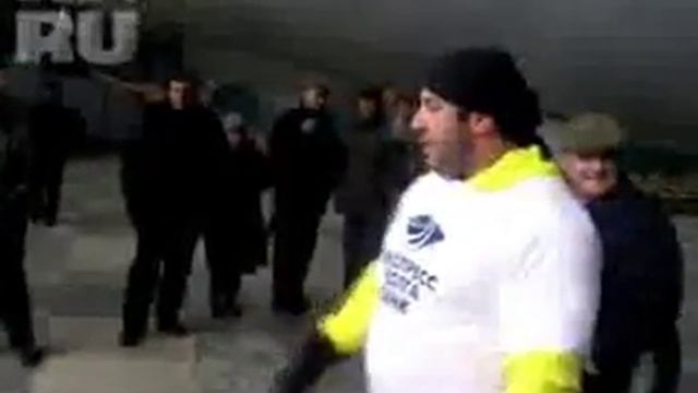Силач протащил самолет Як-42