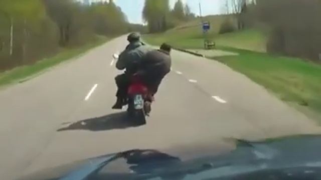 Два пьяных на скутере ( doi betivi pe scuter)