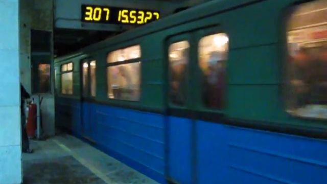 Еж3 №5921 на станции проспект Гагарина, Харьков смотреть онлайн