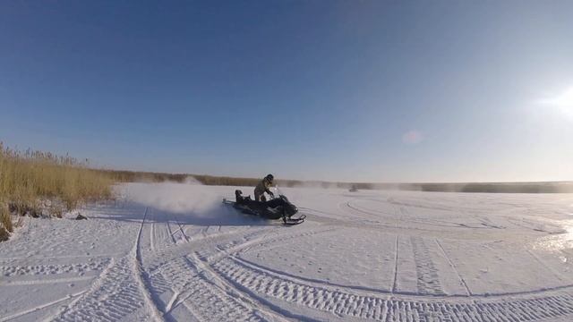 На снегоход по льду смотреть онлайн