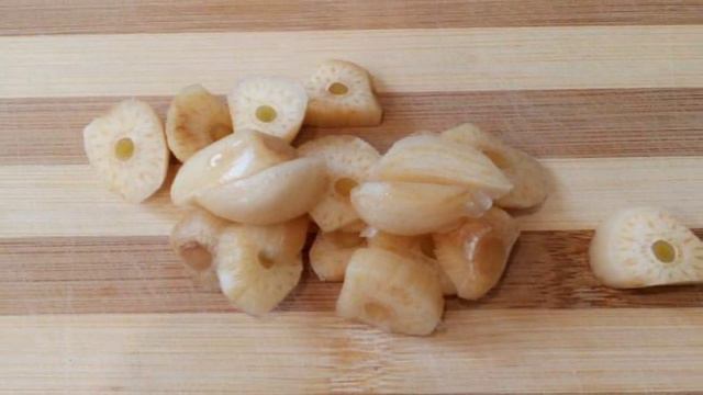 Свиной подчеревок в луковой шелухе и специях