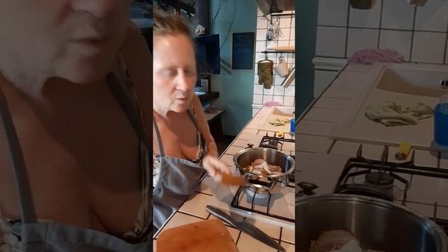 Шале и розы в горах Италии.  Рецепт  классического итальянского мясного соуса .