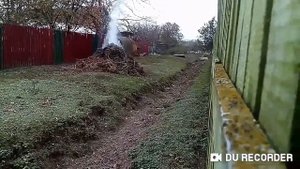 Газовый баллончик в костер.