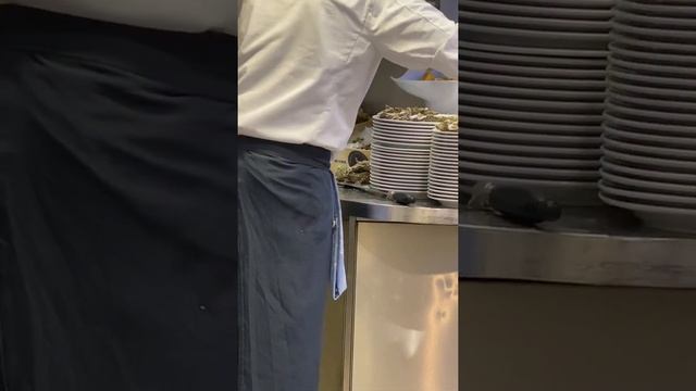 KaDeWe oyster bar in Berlin смотреть онлайн