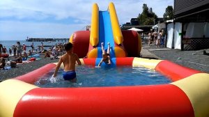 Надувная водная горка на пляже. Отдых на черном море с детьми