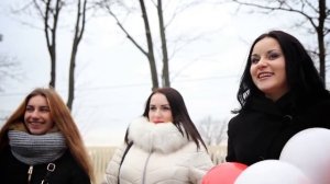 Девушка встречает парня из армии.