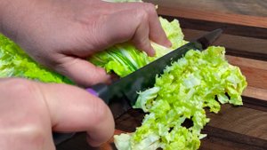 Всего 4 ингредиента! Салат с пекинской капустой и куриным филе. Просто, быстро и сытно