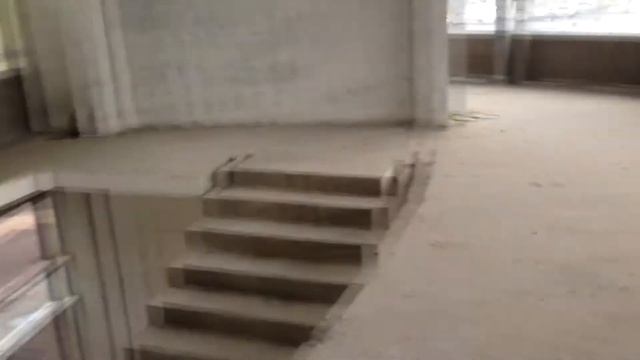 Заброшенная баржа и офис в центре города