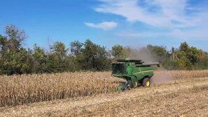 Комбайн John Deere S660 на уборке кукурузы! Выгрузка на ходу!